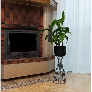 Suport pentru flori din oțel, de înălțime medie, realizat din tije curbate cu finisaj negru și ghiveci din plastic negru, înălțime 55 cm, lățime 20 cm
