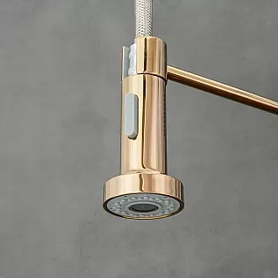 Aixeta de cuina destil industrial feta de llautó amb broc giratori de 360 graus, alçada 47 cm, longitud del broc 18 cm, color or rosa, polida