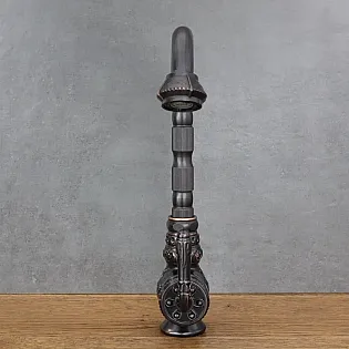 Grifo alto de estilo vintage hecho de latón con texturas 3D, negro con arañazos de cobre, altura 31 cm, longitud del caño 16 cm