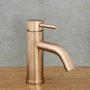 Retro-tyylinen hana ruostumattomasta teräksestä ruusukullan värisenä, harjattu, kiillotettu, korkeus 17 cm, juoksuputken pituus 9,5 cm