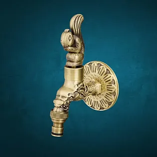 Robinet pentru furtun din alamă antică cu mâner veveriță, înălțime 16 cm, lungime bec 10 cm