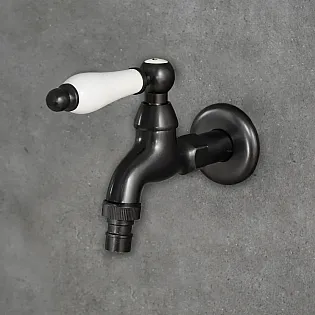 Grifo de manguera exterior de latón antiguo con manija de cerámica acabado negro frotado con aceite, altura 11 cm, longitud del pico 10 cm