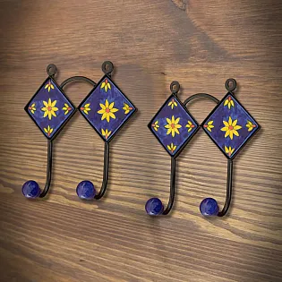 Set di 2 Ganci Decorativi da Parete Attaccapanni in Ceramica e Acciaio Fatti a Mano, Altezza 15,5 cm, Elegante Design Floreale