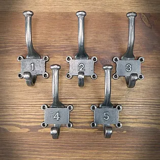 Gietijzeren kledinghaken, kleur staalgrijs, set van nummers 1-5, wandgemonteerde hangers, hoogte 12,5 cm