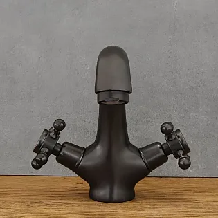 Elegantti musta pesuallashana, satiininmusta messinkinen kylpyhuonehana ilmastimella, korkeus 15 cm, juoksuputken pituus 13 cm