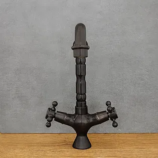 Stojanová umývadlová batéria z čiernej mosadze, saténový povrch, výška 27,5 cm, dĺžka výtoku 18 cm
