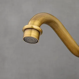 Korkea antiikkimessinkinen sekoitehana vintage-vapaasti seisova kylpyhuonehana