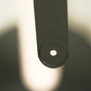 Kombination af metal og træ til centralt bordstel for store bordplader op til diameter 110 cm