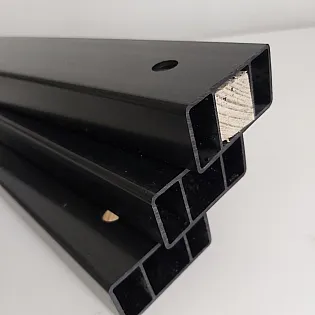 Eraldiseisev metallist kalmistupink PVC-laudade ja suure lukustatava hoiukastiga, musta värvi