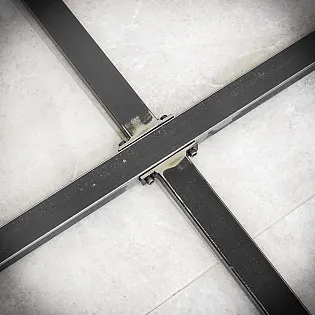Metallist keskne lauaraam, aluse laius 90 cm, kõrgus 72 cm