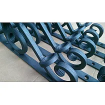 Porte-drapeau élégant en barre dacier massive avec extrémités décoratives forgées à chaud, couleur noir mat, hauteur 36 cm