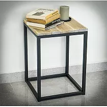 Kubusvormige metalen salontafel met een design houten blad en een stevig stalen frame, hoogte 50 cm, breedte 35 cm