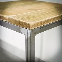 Kubusvormige metalen salontafel met een design houten blad en een stevig stalen frame, hoogte 50 cm, breedte 35 cm