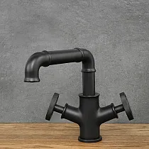 Servantkran i retrostil laget av sort messing, høyde 18 cm, tutlengde 15,5 cm