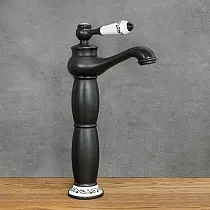 Servantkran i retrostil laget av messing med keramiske elementer, svart og hvit farge, høyde 31 cm, tutlengde 11,5 cm