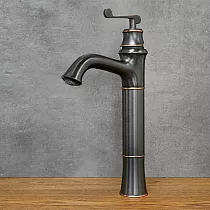 Oppvaskkran i retrostil laget av messing, sort farge, høyde 36 cm, tutlengde 13,5 cm