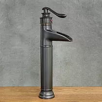 Unikāla dizaina ūdenskrituma efekta izlietnes jaucējkrāns no misiņa, augstums 36 cm, izteka garums 8 cm