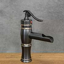 Vattenfallstil tvättställsblandare i mässing i svart färg med shabby effekt, höjd 22,5 cm, piplängd 10 cm
