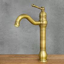 Eskitme efektli, yaldızlı pirinçten yapılmış retro tarzı ayakta lavabo bataryası, yükseklik 34 cm, çıkış ucu uzunluğu 17 cm