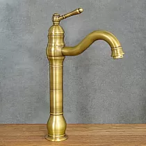Retro stila stāvošais izlietnes jaucējkrāns no zeltīta misiņa ar nobružātu efektu, augstums 34 cm, iztekas garums 17 cm
