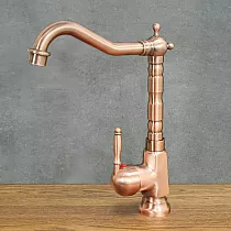 Retro stila izlietnes jaucējkrāns no misiņa rozā zelta ar nobružātu efektu, augstums 29 cm, snīpi garums 18 cm, ar aeratoru
