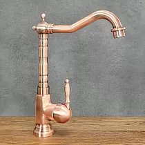 Retro stila izlietnes jaucējkrāns no misiņa rozā zelta ar nobružātu efektu, augstums 29 cm, snīpi garums 18 cm, ar aeratoru