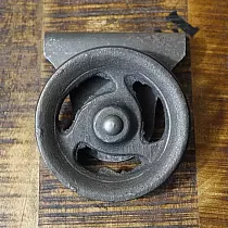 Acélból készült dekoratív görgők, két gumi felnivel a kerékben, fekete színű, magasság 14 cm, 2 kerék készlet
