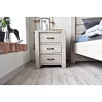 Noptieră din lemn masiv de molid cu trei sertare, finisaj văruit, înălțime 67 cm, lățime 54 cm, adâncime 42 cm, set de 2 bucăți