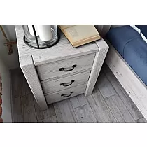Massivt nattbord i gran med tre skuffer, hvitkalket overflate, høyde 67 cm, bredde 54 cm, dybde 42 cm, sett med 2 stk.