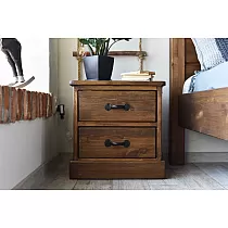 Massivt nattbord i furu, brunt, høyde 50 cm, bredde 50 cm, dybde 40 cm, sett med 2 stk.