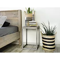 Nattbord laget av furu og metallramme, høyde 53 cm, bredde og dybde 37 cm, sett med 2 stk.