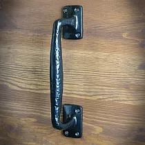 Láimhseáil doras iarann teilgthe soladach retro-stíl le haghaidh doirse sleamhnáin, dath dubh, airde 26.5 cm, meáchan 950 gram, sraith de 4 phíosa