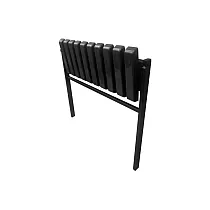 Betonējamais metāla kapu soliņš ar nolaižamo sēdekli no PVC plakanām ribām, platums 82 cm