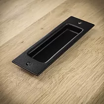 Juodos metalinės stumdomų durų traukimo rankena iš plieno, juodos spalvos, aukštis 16,5 cm, svoris 250 gramų, rinkinyje 4 vnt.