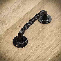 Twisted Metal Pull Griff fir Schiebetüren aus Stol, schwaarz Faarf, Héicht 14 cm, Gewiicht 160 Gramm, Set vu 4 Stéck.