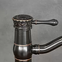 Spullkran aus Messing mat Musteren an engem gebogenen Héichbogen Design, schwaarz Faarf, Héicht 29 cm, Auslaaf Längt 15 cm