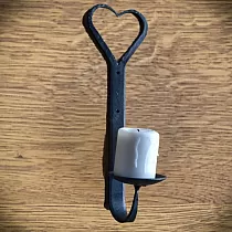 Smidesljusstake i metall för att fästas på väggen, för ett ljus, hjärtform, mått 310x80mm, set med 2 st.
