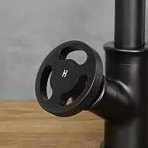 LOFT-stil håndvaskarmatur med justerbar vandstrålevinkel, lavet af messing i sort farve, højde 185 mm, tudlængde 125 mm,