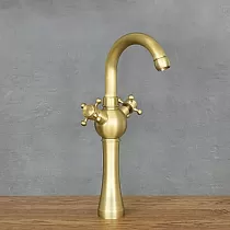 Retro armatura za umivalnik iz medenine, rumene barve, višina 37 cm, dolžina izliva 10,5 cm