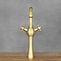Oppvaskkum i retrostil laget av messing, gul farge, høyde 37 cm, tutlengde 10,5 cm