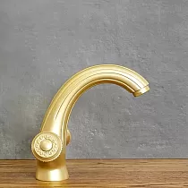 Retro-Stil Spullkran aus Messing an antik Messingfaarf, Héicht 16 cm, Spulllängt 11 cm