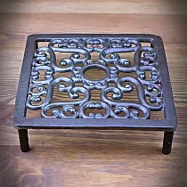 Kuhinjsko okrasno litoželezno stojalo za vroče lonce kvadratne oblike z nogicami dimenzij 17,5 x 17,5 x 4,5 cm