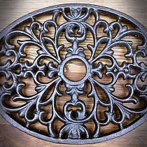 Kuhinjski ukrasni podložak za lonac od lijevanog željeza ovalnog oblika, dimenzija 17,5 x 23 x 1,6 cm, set od 2 komada