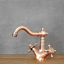 Oppvaskkran i retrostil laget av messing i rosa gullfarge, høyde 16,5 cm, tutlengde 15 cm