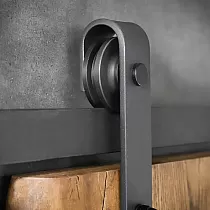 Bīdāmo durvju sistēma OLD BLACK no tērauda krāsas, vienvērtņu durvīm līdz 130 kg, pie sienas stiprināma