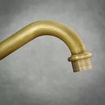 Diskbänksblandare i retrostil av mässing, antik mässingsfärg, höjd 32 cm, piplängd 17 cm