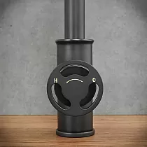 Ein stilvoller Standhahn aus Messing mit einem Knopf zur Regulierung des Wasserflusses und der Wassertemperatur, Höhe 33 cm