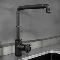Ein stilvoller Standhahn aus Messing mit einem Knopf zur Regulierung des Wasserflusses und der Wassertemperatur, Höhe 33 cm
