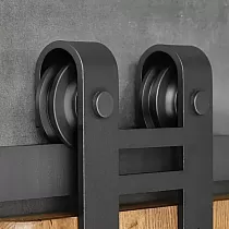 Posuvná koľajnica pre jednokrídlové dvere pre drevené dvere Podkova šťastia do 130 kg, dĺžka 2 metre, čierna farba, pripevnené na stenu