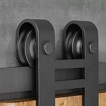 Stumdomas vienos varčios durų bėgelis medinėms durims Sėkmės pasaga iki 130 kg, ilgis 2 metrai, juodos spalvos, tvirtinamas prie sienos